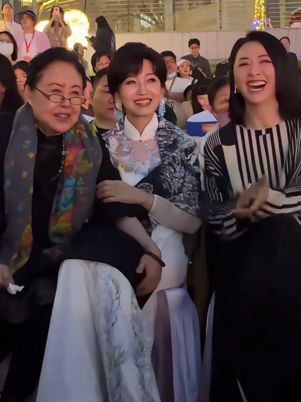 论保养，这个地球上我只服赵雅芝她会老，会长皱纹，但是美人的脸、身形、气质大体上没