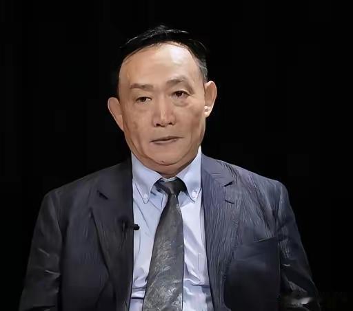 见过两头下注的，没见过把软肋全递给对手，自己还在国内发号施令的。卢麒元先生点