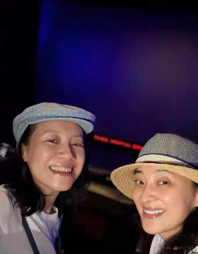 刘琳和梅婷的素颜六一儿童节人越老做的事就会越显得纯粹，刘琳和梅婷便是如此。52