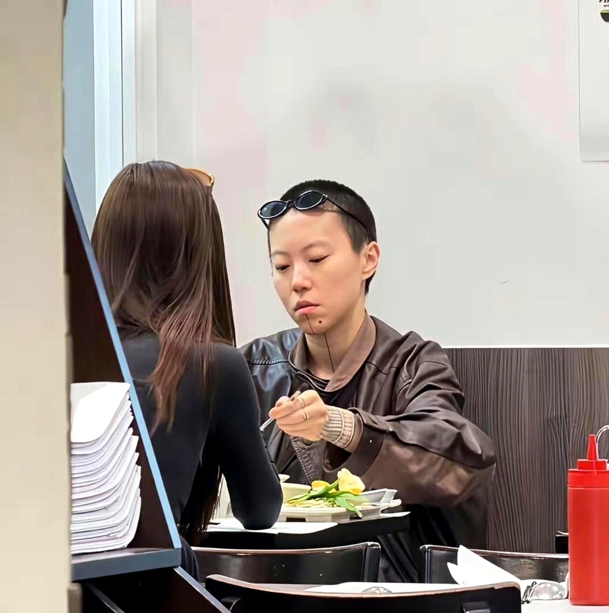 巴黎街头，窦靖童端着一碗汤面，被人怼脸拍了。照片传回来，评论区炸了，一堆人说她不配被喜欢，说她没有松