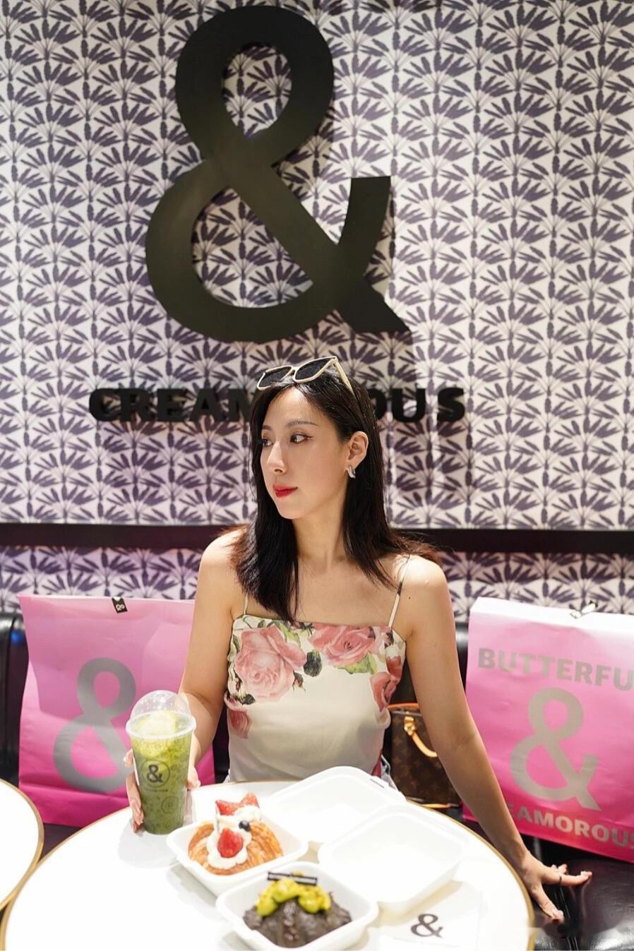 在咖啡馆的悠闲午后，享受阳光与咖啡的美好时光。