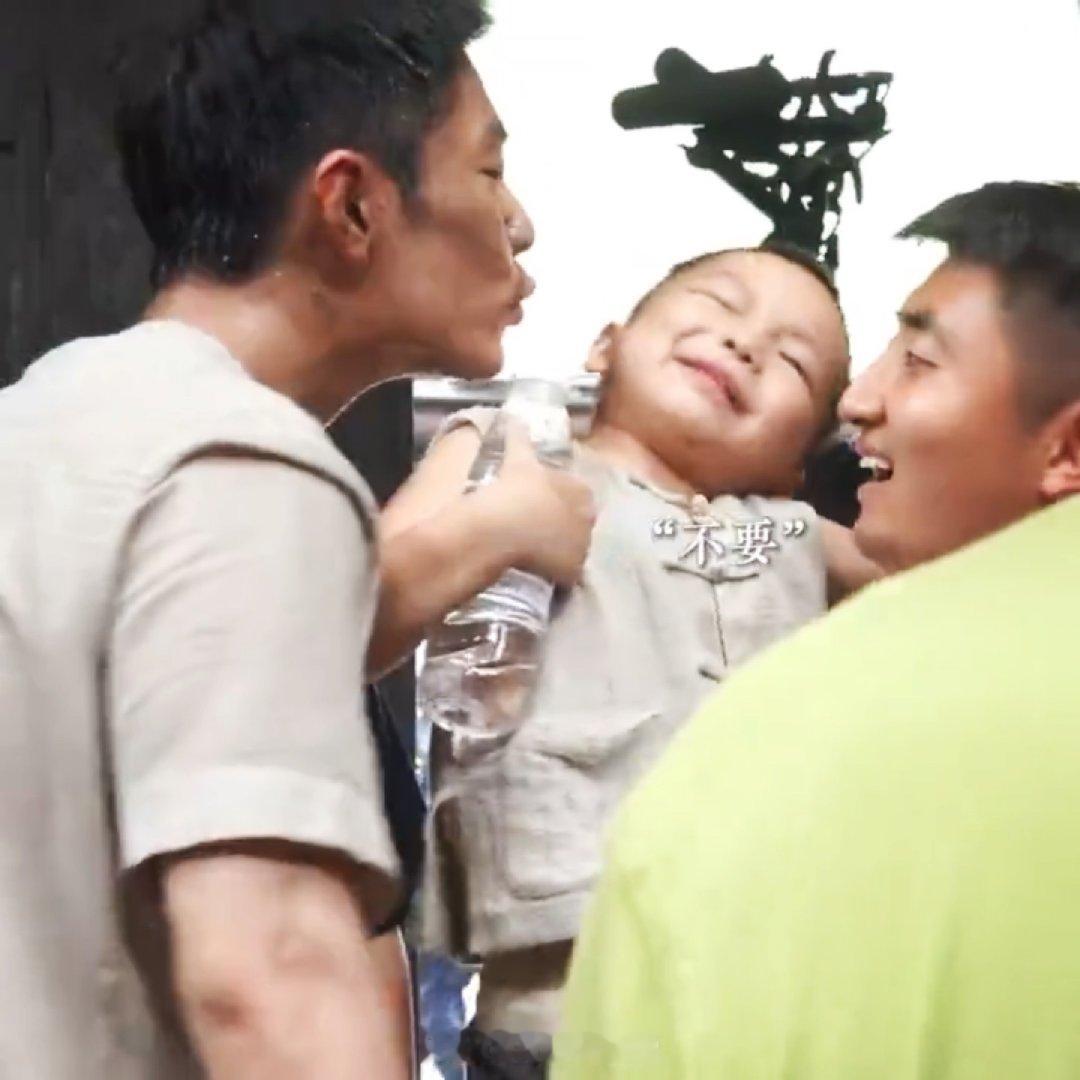 肖战模仿小演员躲他肖战只有第一遍的时候没有躲肖战模仿小演员躲他肖战