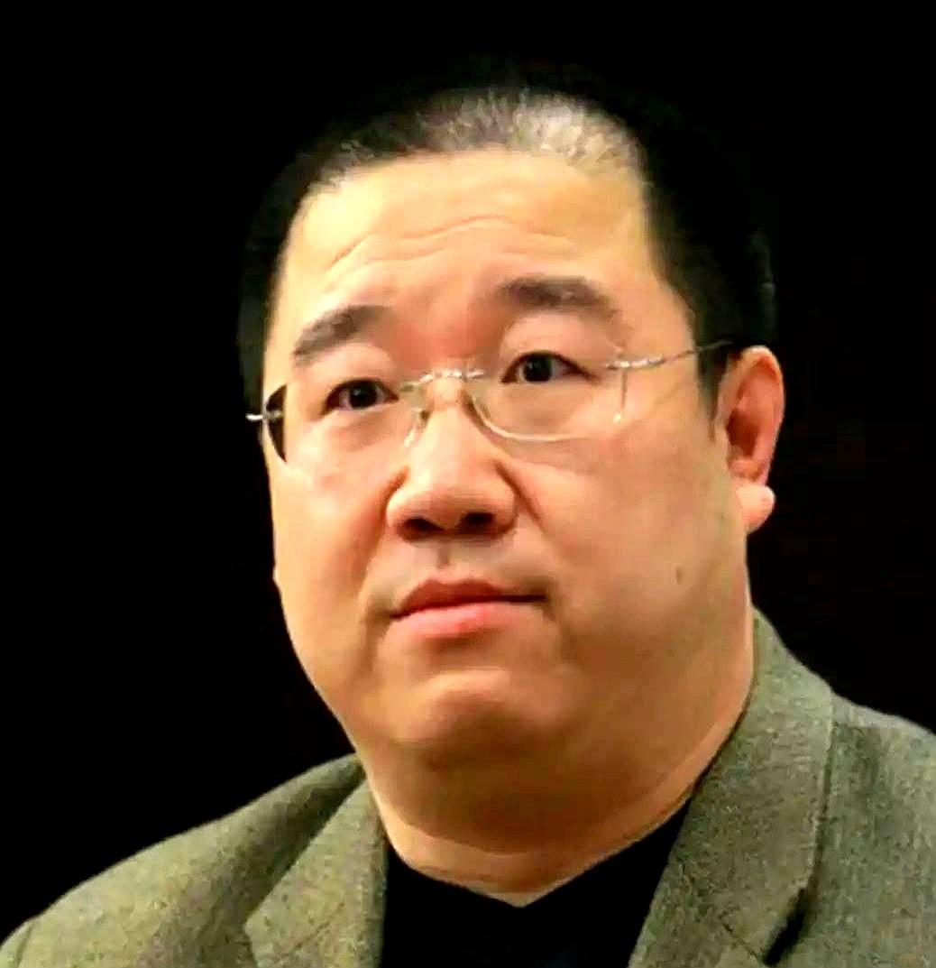 英达66岁寿宴那天，北京场子办得挺热闹。小儿子英如镝穿了件红T恤来了，小女儿英闻
