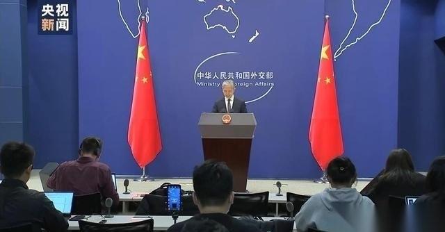 美国想让日本拖住中国，好渔翁得利，日本想拉美国下水，浑水摸鱼。现在亚洲这盘棋