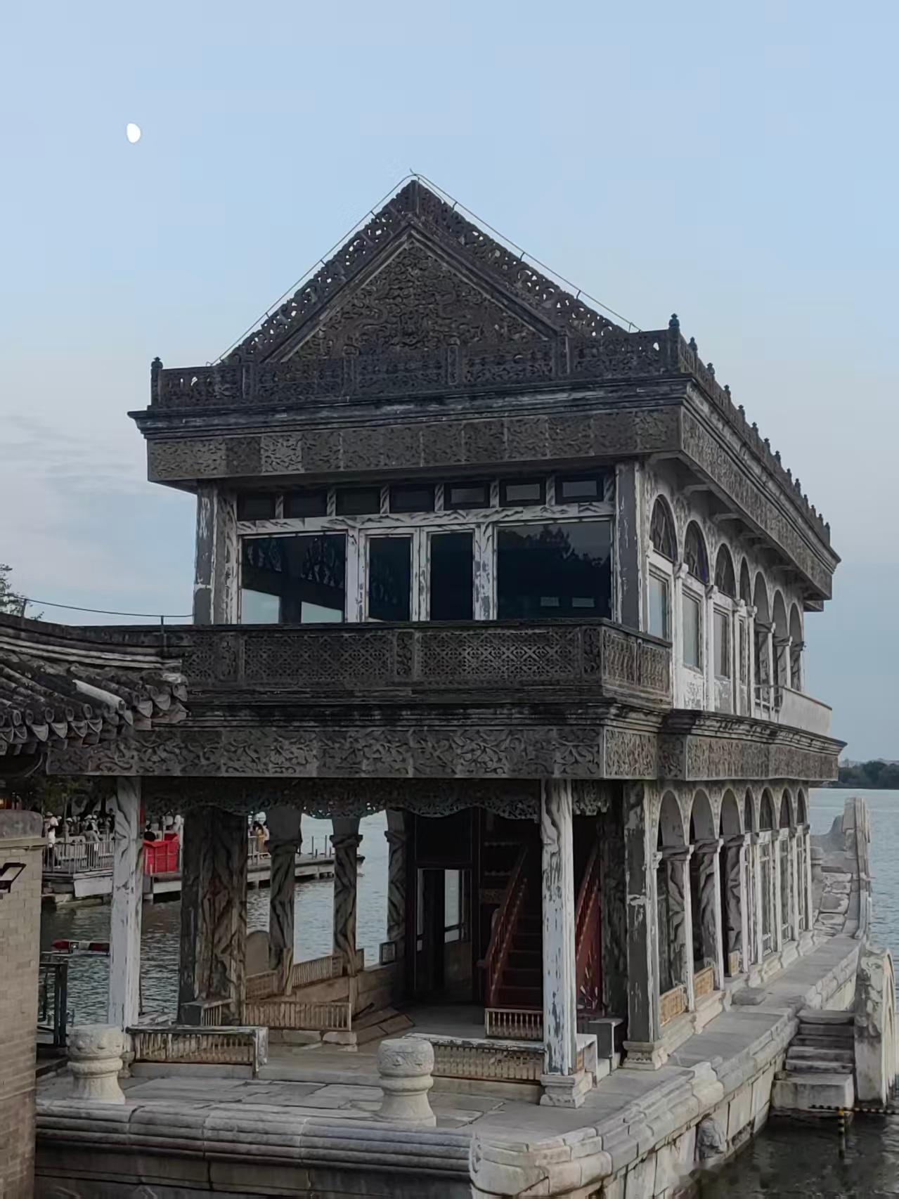 暮色中的北京颐和园石舫摄影​​​