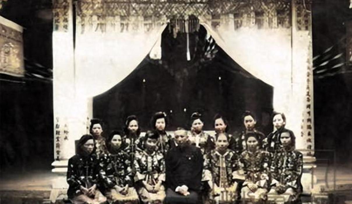 杨森府中，12位姨太太们每天5点起身列队跑操。旧军阀的"后宫"，从非富贵温柔乡，