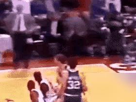 你真以为勒布朗队友频繁伤停，是上帝开的玩笑？我告诉你，那不是运气，是代价。是巨星