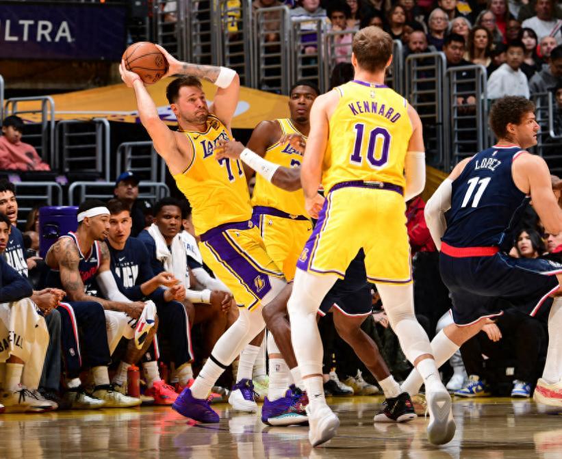 东契奇38+11+8三分湖人新王仅存1软肋湖人队与快船队的这场对决，不仅仅