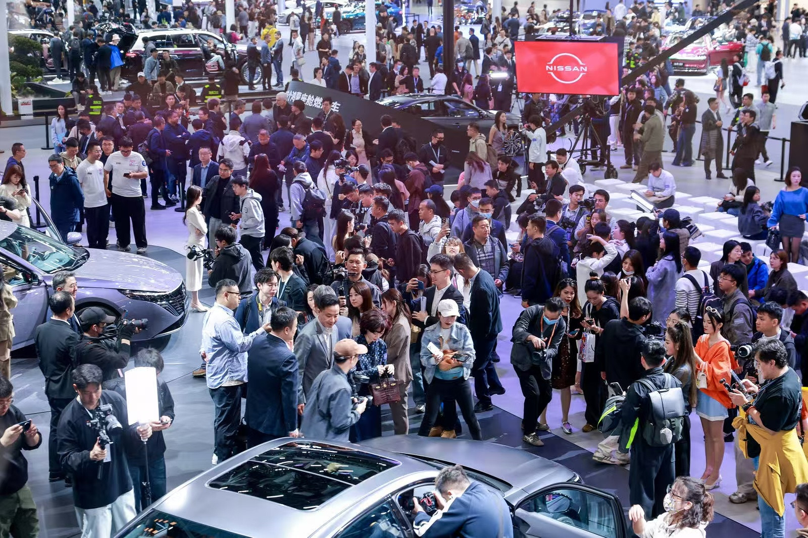 父亲认准的是天籁十余年如一日的可靠品质，那是岁月验证过的信赖；儿子钟爱全新天籁的