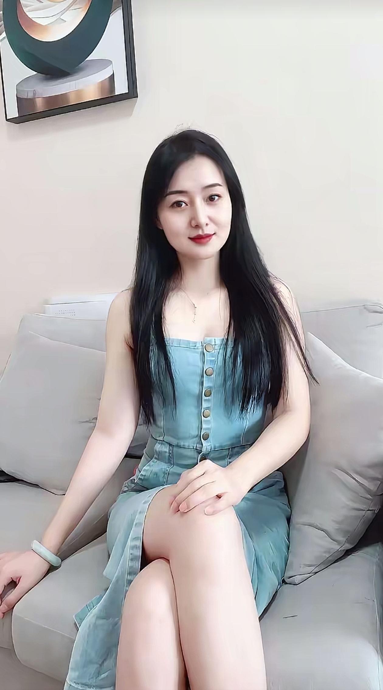 清新夏日穿搭，牛仔连衣裙搭配自然妆容，轻松自在。