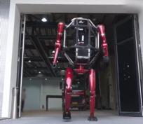 来了！中国机甲真造出来了！5月12日，一台3米高的“钢铁巨兽”闪亮登场。西方科技