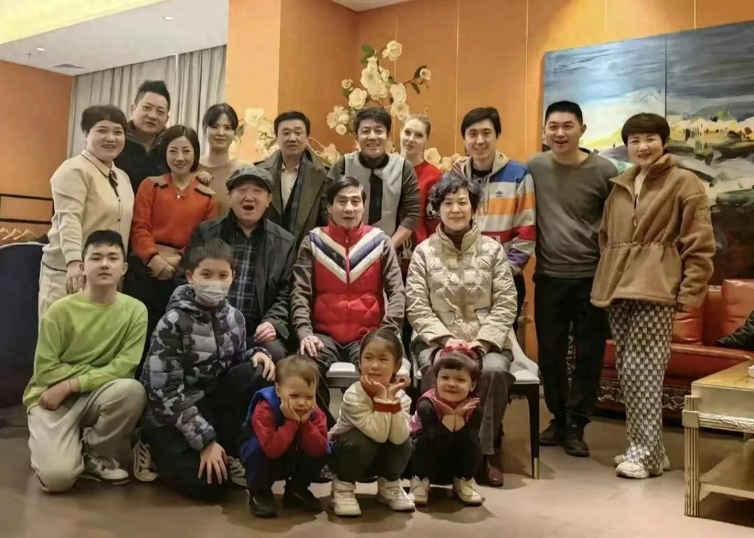 撒贝宁全家福曝光！孩子的正脸混血感十足，亲妹妹美貌出众