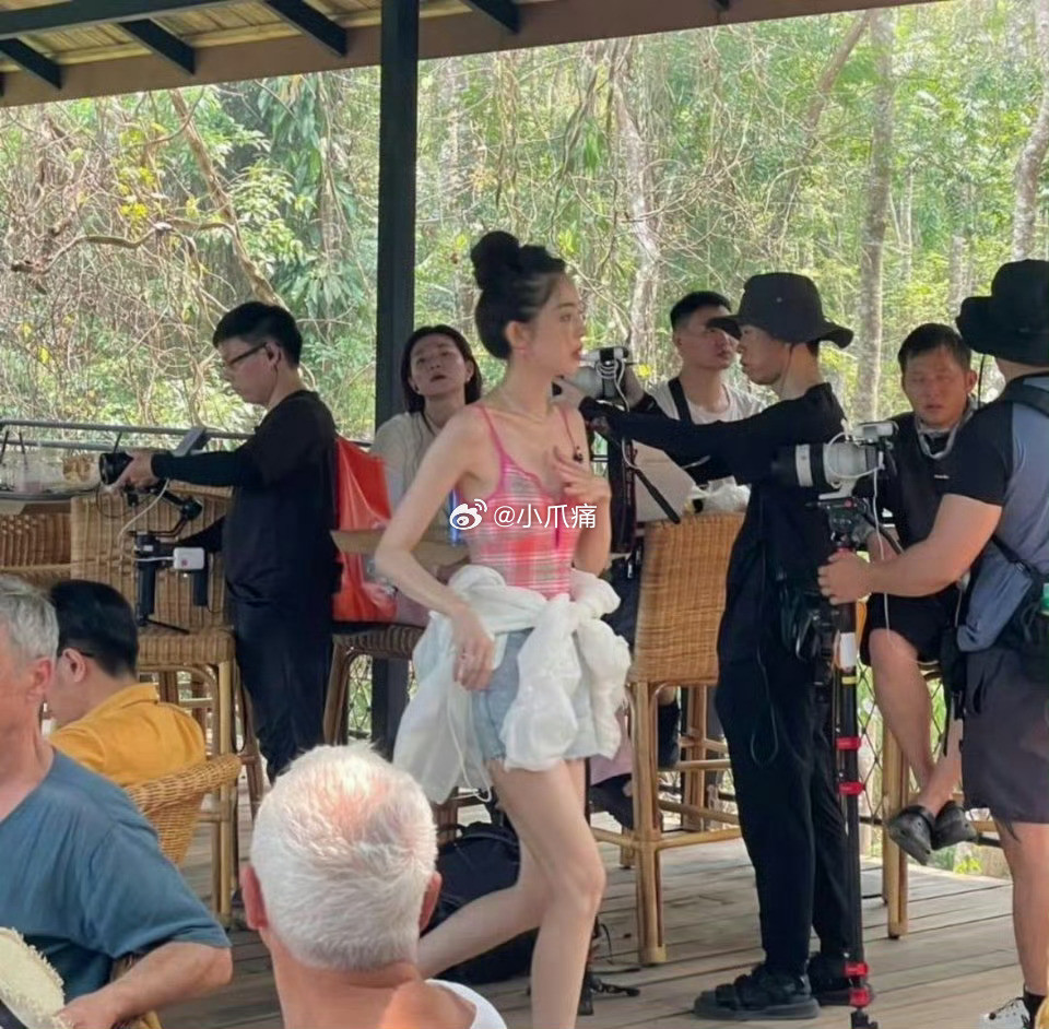 娜扎现实中太瘦了吧，锁骨很凸出清晰可见，然而这身材上镜才刚刚好