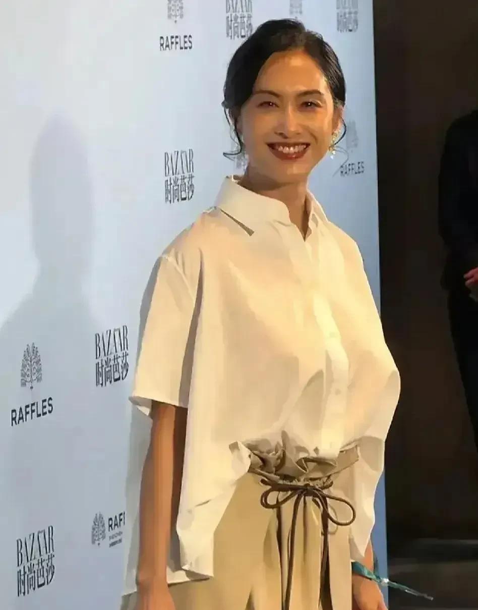 朱茵的状态真好！根本不像54岁。我和你们一样，都喜欢紫霞仙子，那明媚动人的模样