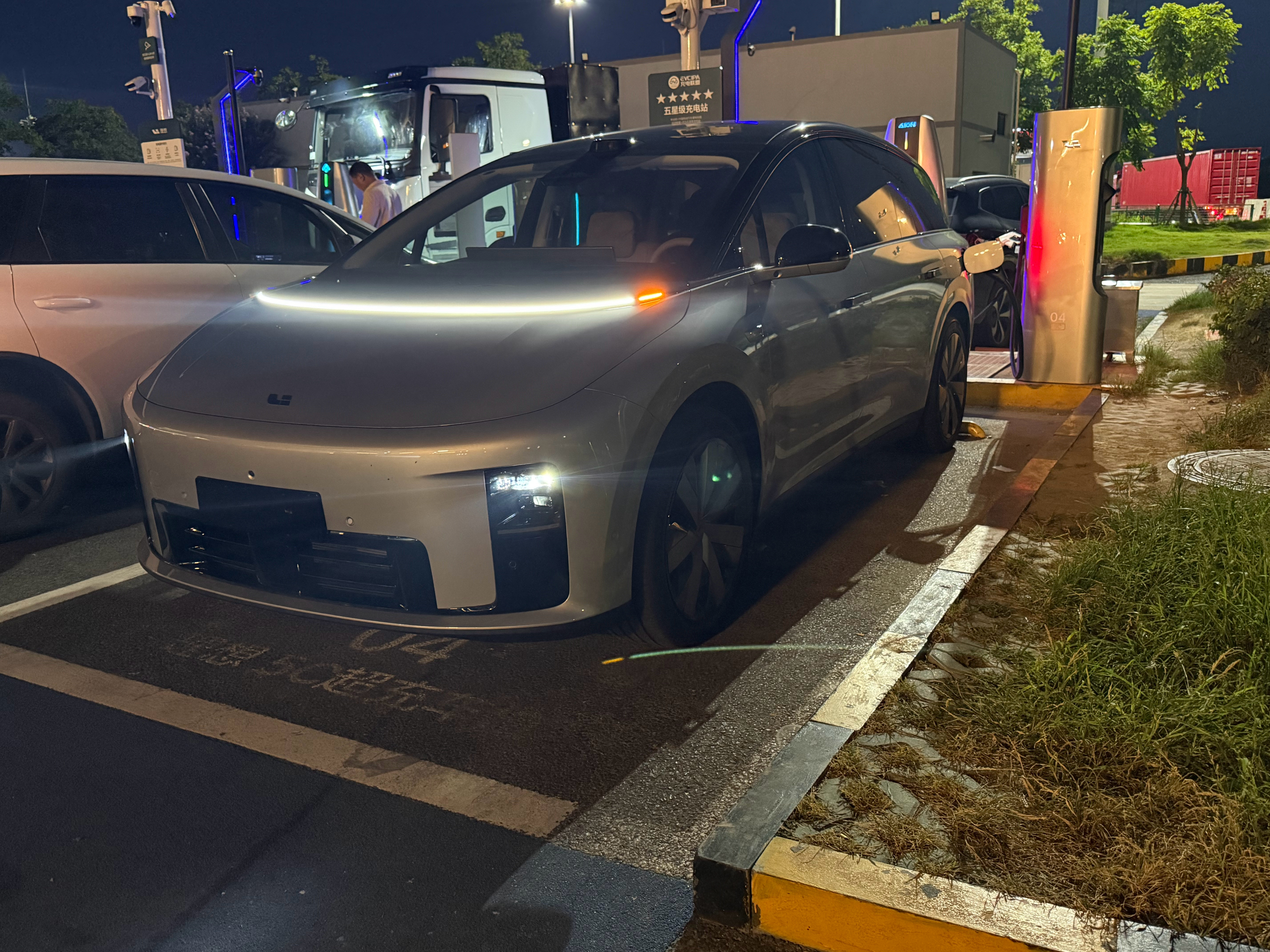这台理想i8的第一次5C超充给了嘉兴高速服务区，几个L系列的车主围着看