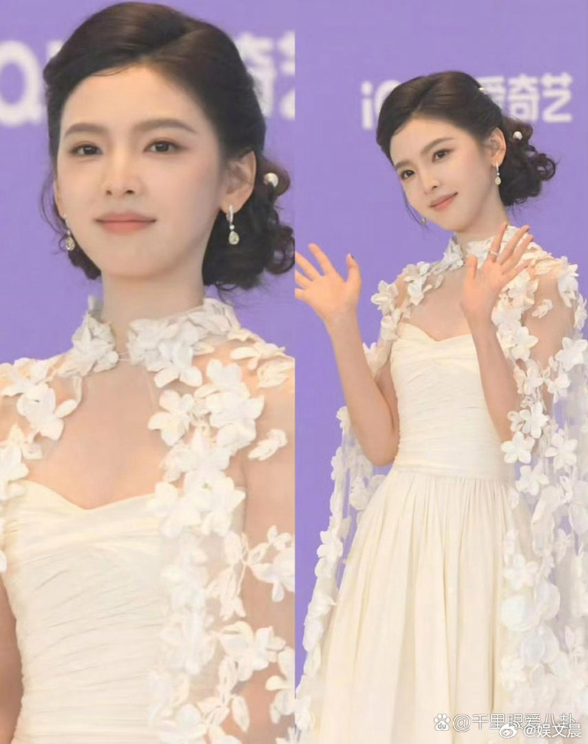 这才是现实里的章若楠！真人比镜头里还要灵动好看，清新又自然，太戳人了～