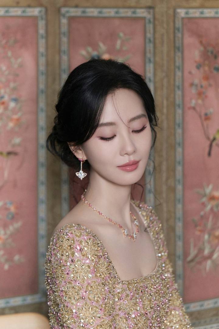 刘诗诗压轴出场，一姐参加这个活动就是镇场子的，咖位就在这里。体体面面大大方方走红