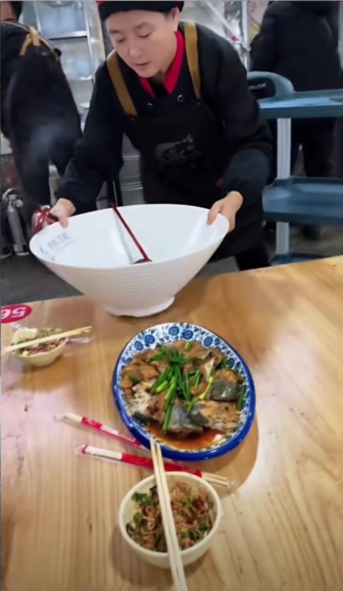 你不要以为服务员端上桌的是一个大空碗，其实碗里面是有面条的，只是面条藏在碗底，不