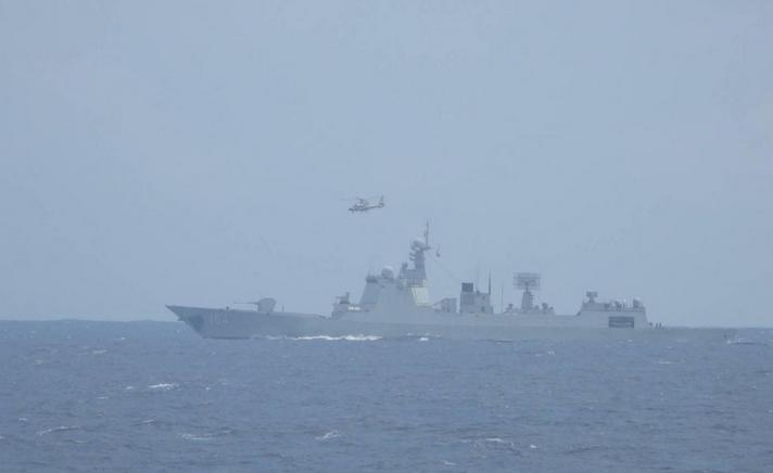 菲律宾最近又“上头”了一次。一艘自家9701海警船跑去黄岩岛海域，拦了一下正