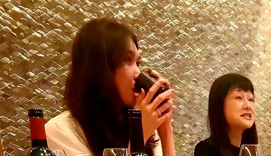 林志玲这次聚会又给我整不会了。黑泽良平带着她和朋友吃饭被拍到，她全程安静