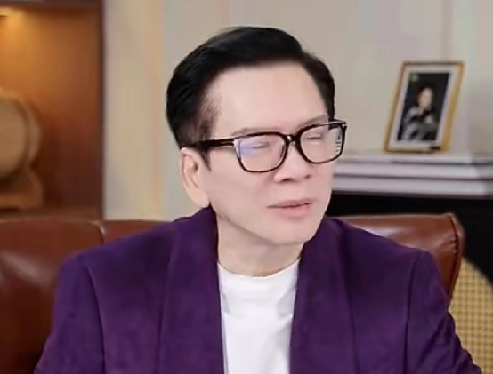 向华强在社交平台对儿子一番吐槽甚至说狠话，称小儿子结交的都是猪朋狗友，也把自己