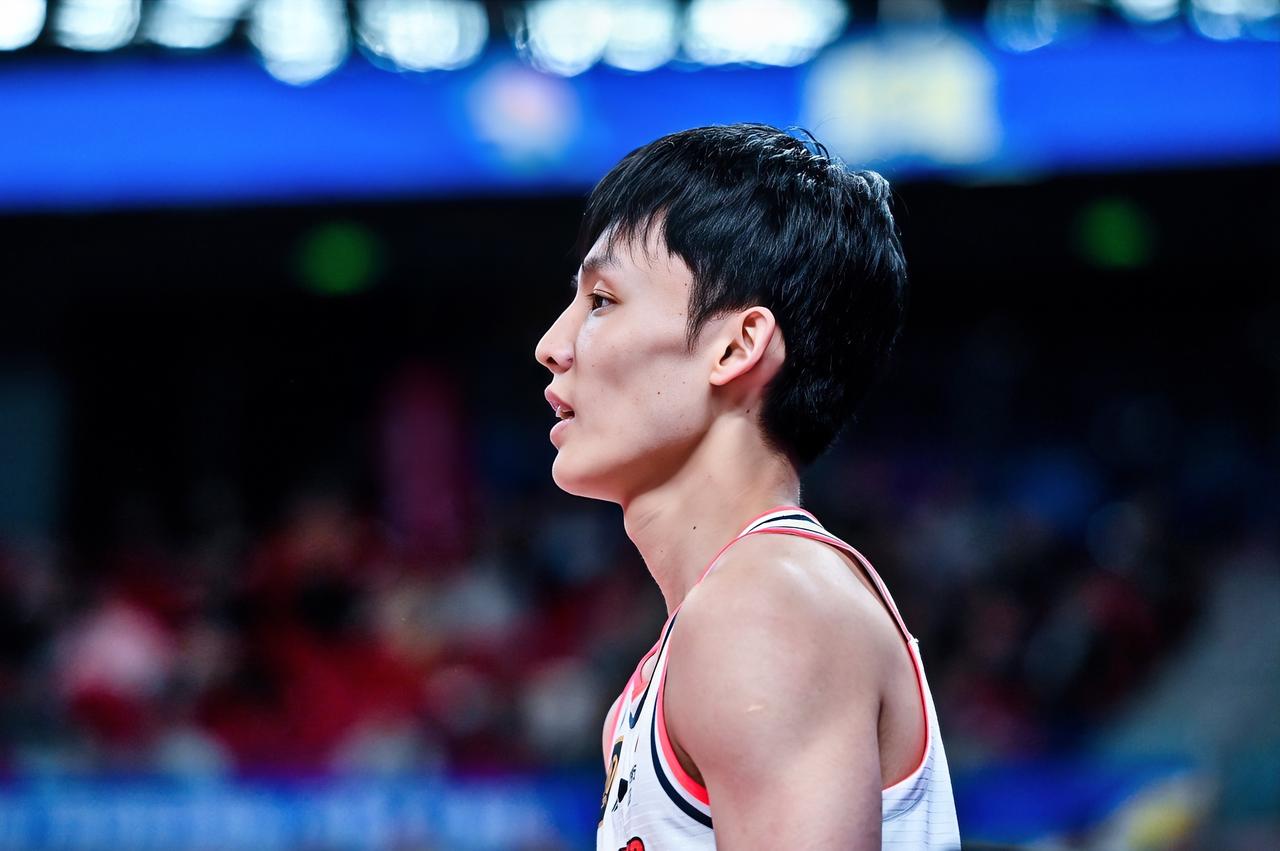 徐杰：胡队，恭喜啊！三连胜轻松晋级男篮亚洲杯八强！！！胡明轩：杰哥，你没事吧？