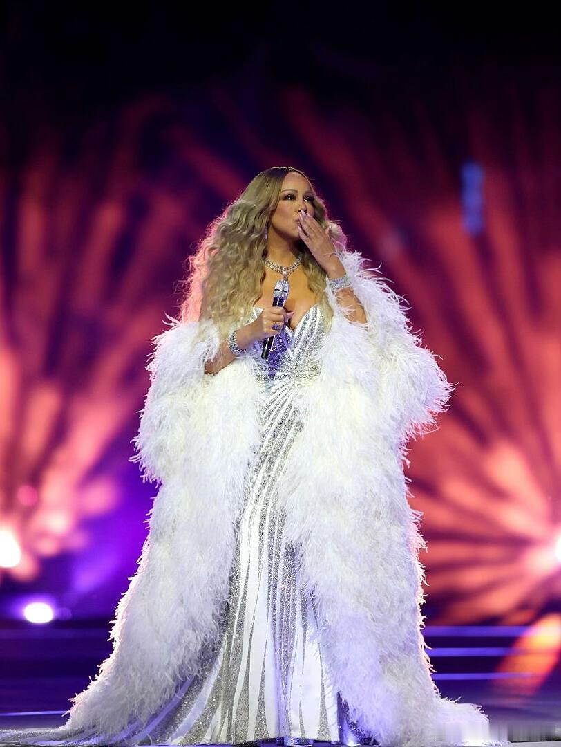 玛丽亚凯莉现身冬奥会开幕式演唱🇮🇹经典名曲《蓝色绘画》！身穿的羽毛礼服裙来自