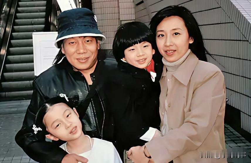 “火云邪神”的扮演者梁小龙去世了，最难受的可能不是他的妻子，而是他两个境遇完全不