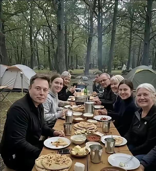 这世界首富的饭局也太让人意外了！每人面前干巴巴的大饼，粗得像胳膊的香肠直接扔桌上