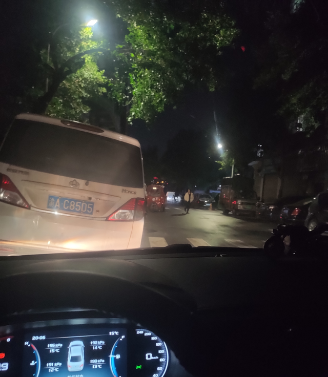 吉利帝豪日常问题吉利帝豪，驾驶室左前方仪表台里面，行驶证共振有哒哒异响声音很明