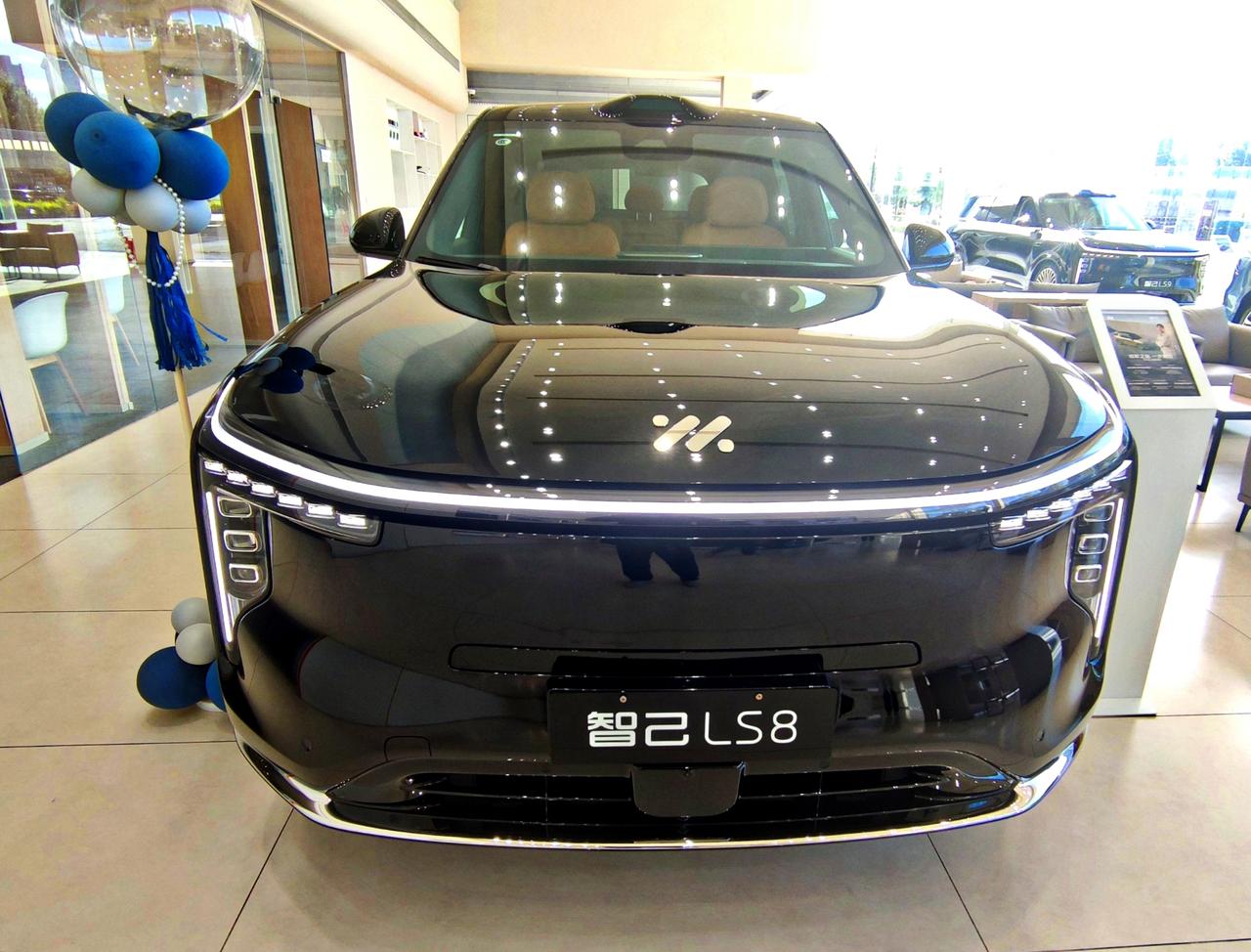 一步到位冠军之选《智己LS8》2026年4月，上汽集团智己汽车推出一款全