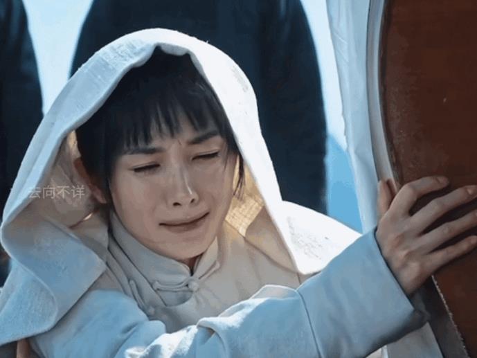 看《生万物》第七集实在绷不住了，杨幂这段演技真是让人脚趾抠地。这是母亲下葬，明明