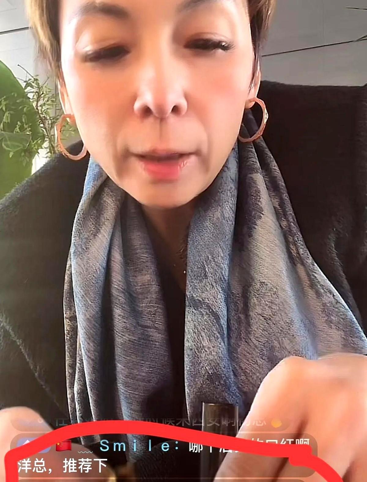 洋洋特别开心告知粉丝。她直播时说自己在天街的麻六记店，还幽默回应了粉丝问汪小菲的