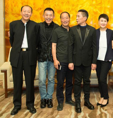 5位资深演员同框：我认出了气色盈和的侯天来，喜容绽放的侯勇，清爽干练的张凯丽，发