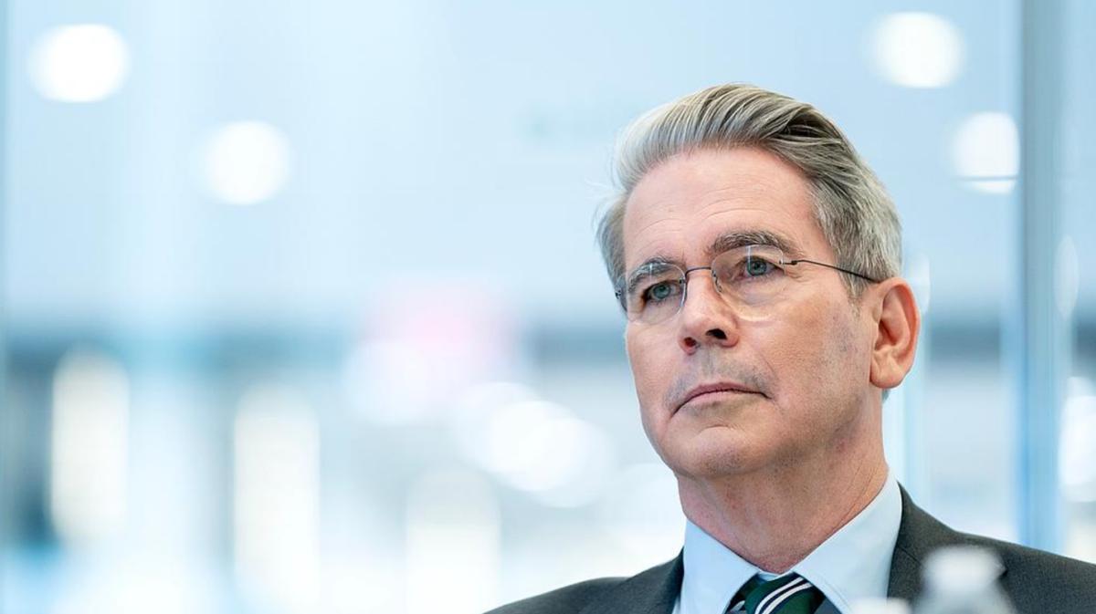 黄金价格开始坐过山车，美国财政部长试图甩锅给中国投资者，英国媒体发现：大量黄金正