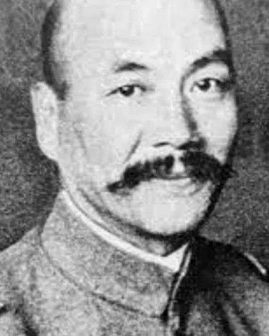 1942年，一群中国炮兵正在仔细擦拭受潮的炮弹，其中一名战士突发奇想：“要不咱们