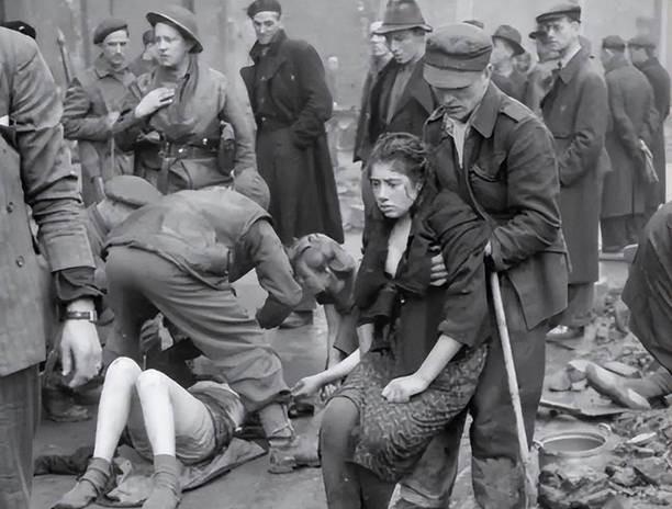 1941年11月17日,两位浑身鲜血的年轻姑娘镇定地走向刑场,跳进了敌人挖好的土