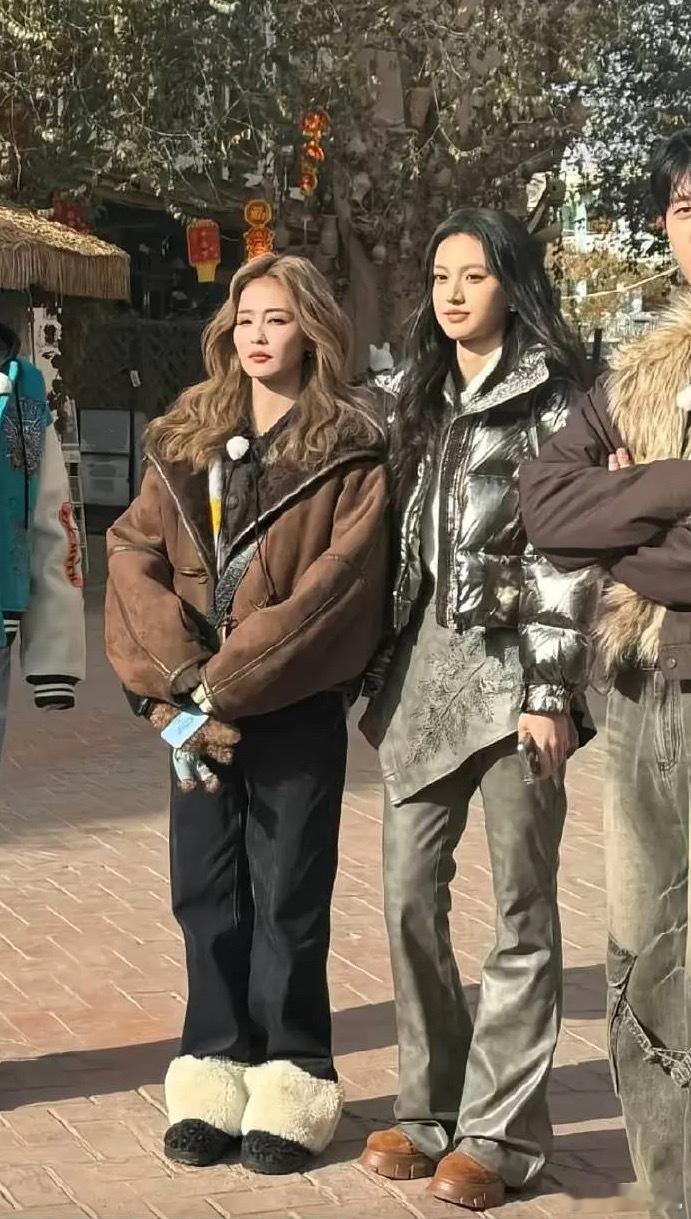 白鹿这个发色翻车了吧沈羽洁好在高了些，评论也是很经典了哈哈哈哈哈哈哈