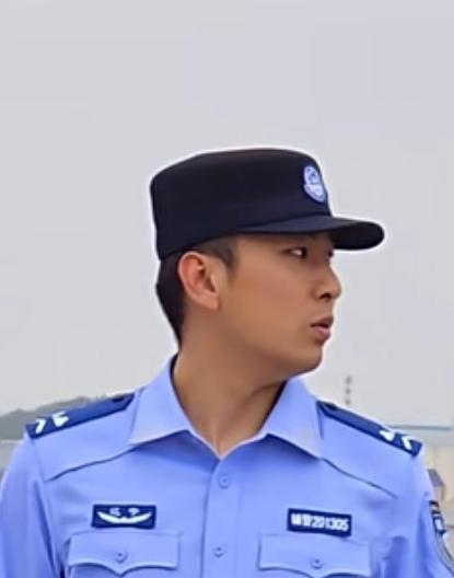辅警执勤中被未成年人挑衅，应坚持“冷静控制、立即报告、依法移交、保护自身”原则！