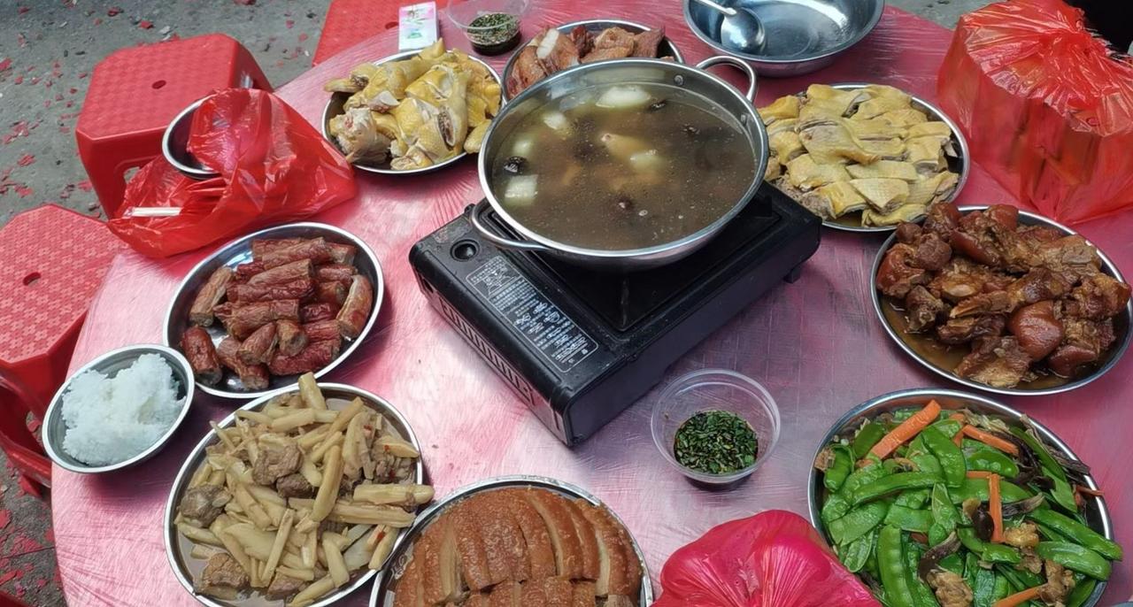 想念家乡的饭菜小伙伴们今晚又加餐了好羡慕他们啊扣肉、白切鸡、猪脚、香肠、叉