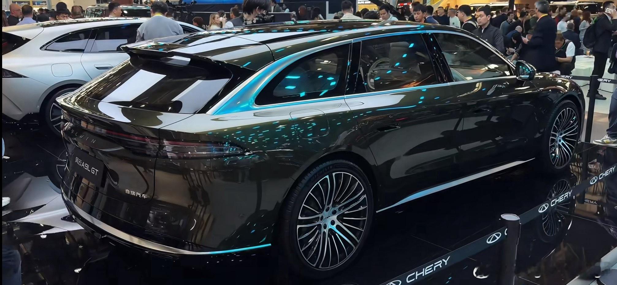 奇瑞风云A9LGT旅行车好家伙，这个旅行味儿够正啊！这奇瑞做旅行车竟然比其他几