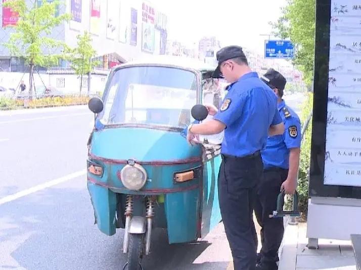 城管用自己的微信收罚款，受到处理真不冤。“城管罚款，请扫我的微信”：这场景，