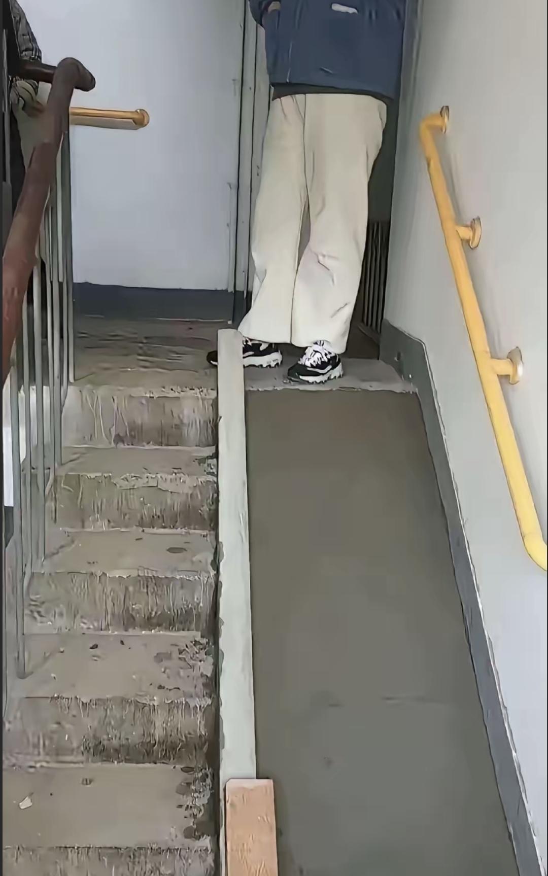 上周四楼在楼梯中间打了块斜坡，水泥还没干透，我提着菜篮子差点滑倒。物业来拍照，