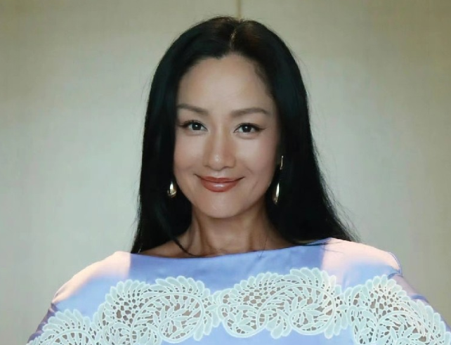 54岁瞿颖在社交平台高调发文字里行间都是骄傲，甚至有一丝得意之情，这到底是怎么