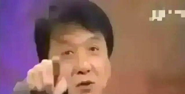 成龙慈善晚会拍卖西装太炸裂了！见过拍卖<em>古董字画</em>的，可你见