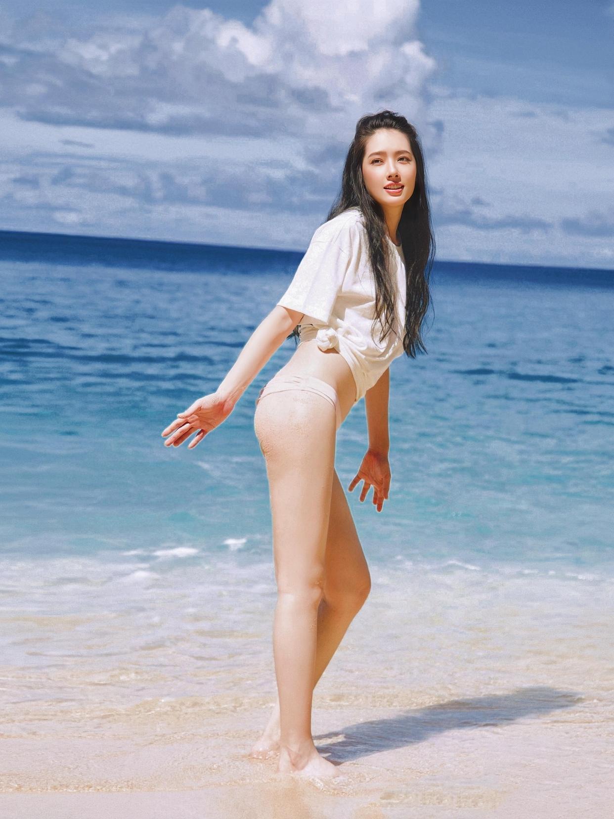 基础款白T也能穿出度假时尚感，郭碧婷男人装