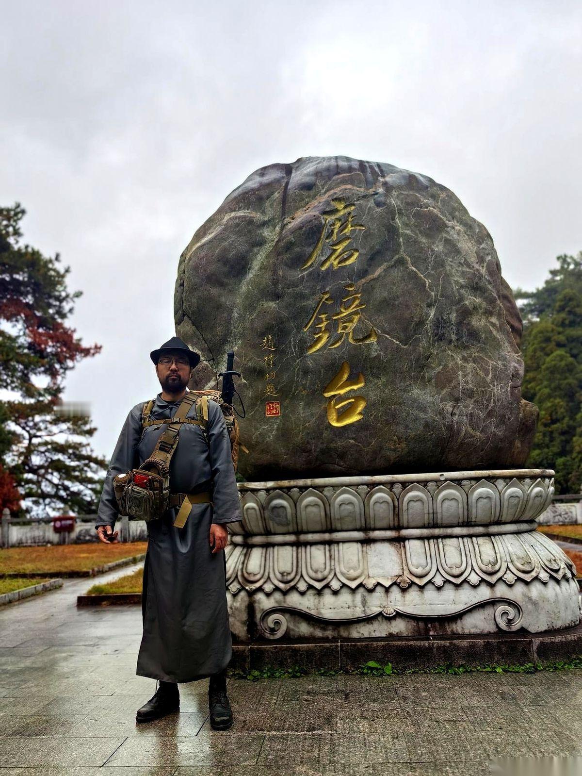 左胳膊又废了。就那种，想抬抬不起来，想往后背，针扎一样疼的感觉。深夜里，身体