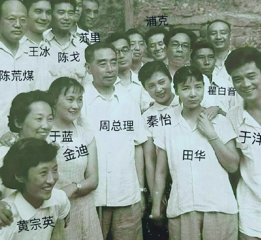 老照片里，周总理身边站着一群电影人。那时候能挨着总理拍张照，够记一辈子了。没热搜