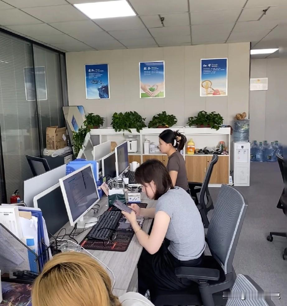 部门面试通过了一个候选人，当我把候选人的简历还有填写的应聘登记表订在一起交给hr