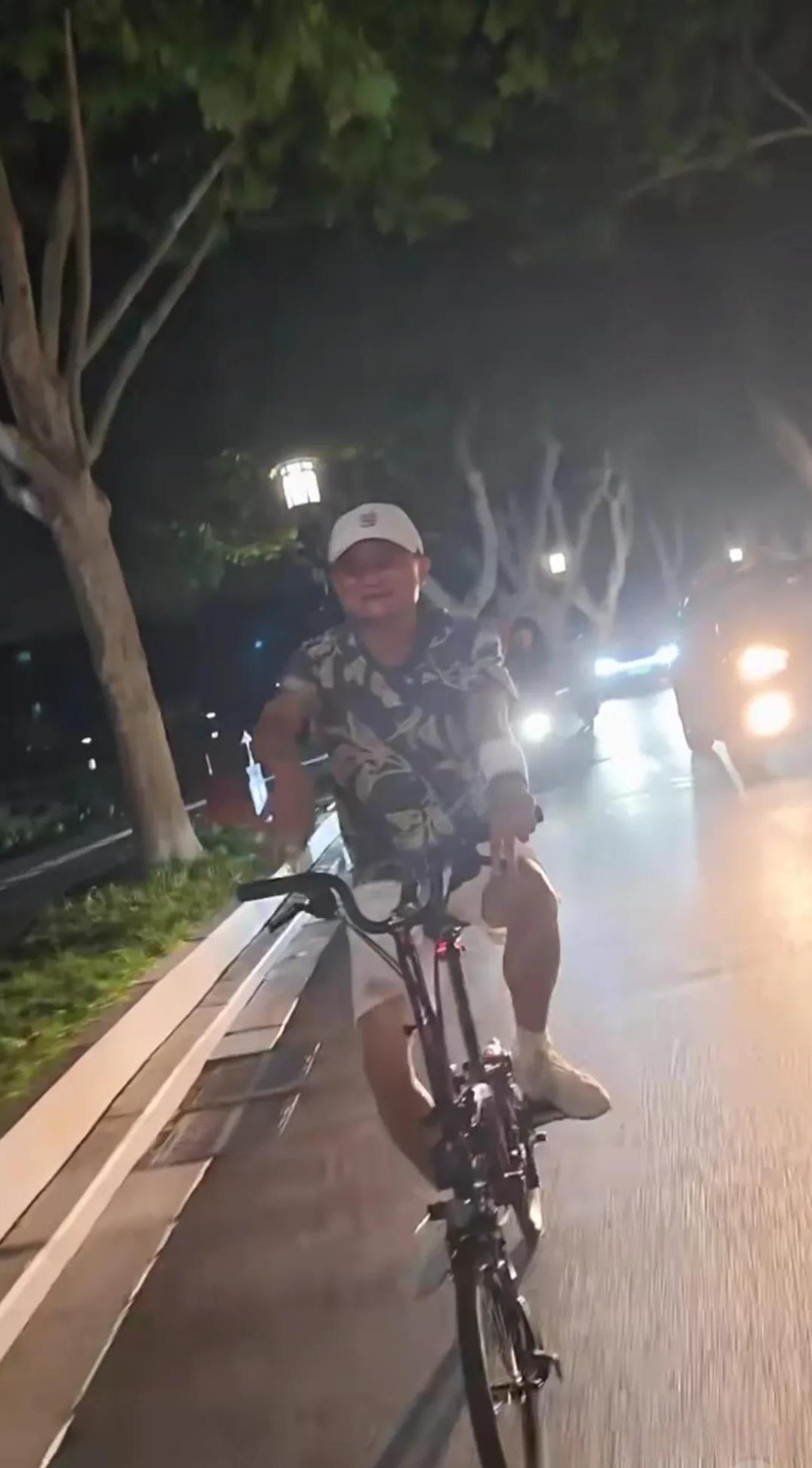马云在西湖夜骑，有网友好奇保镖在哪里呢？保镖肯定是有的注意他后面的车，车灯很亮